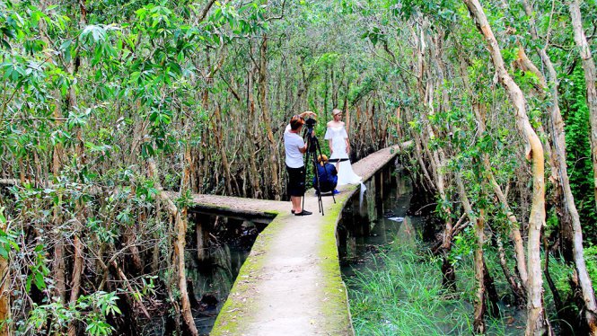 Nơi đ&acirc;y cũng thu h&uacute;t du kh&aacute;ch đến chụp ảnh cưới, quay phim &ndash; Ảnh: XU&Acirc;N LỘC